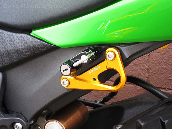 SATO RACING Kawasaki ZX-6R Racing Hook [L] installed with Helmet Lock