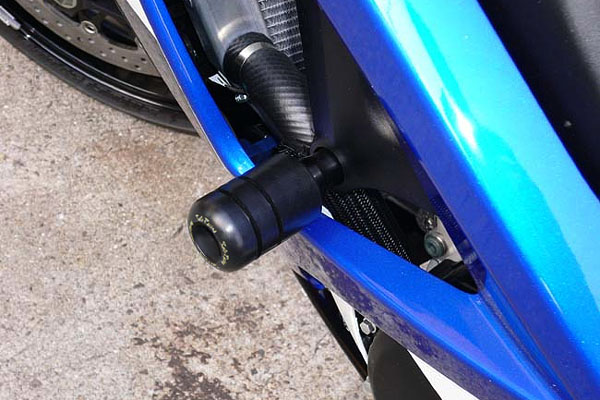 Sato Racing Frame Slider [L]-side on a Suzuki GSX-R1000 ('07-'08)